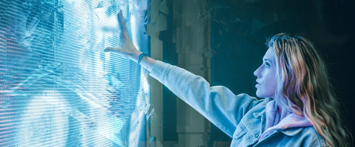 Femme face à un holograme : impacts de l'intelligence artificielle