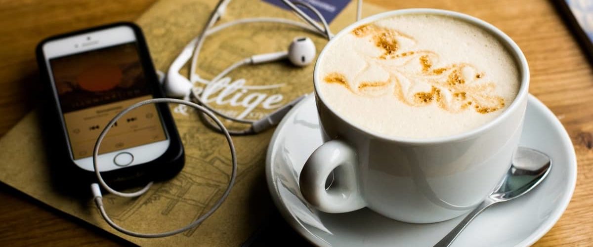 Image de téléphone et d'une tasse de café - écoute d'un podcast sur le numérique responsable
