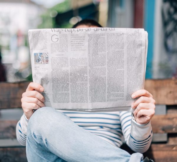 Personne lisant le journal - les actualités sur le numérique responsable