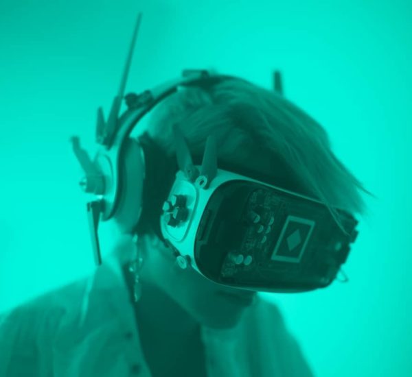 femme avec un casque VR - les impacts du metavers et des NFTs