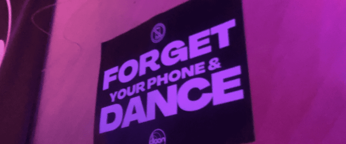 affiche "forget your phone and dance" - oublie ton téléphone et danse