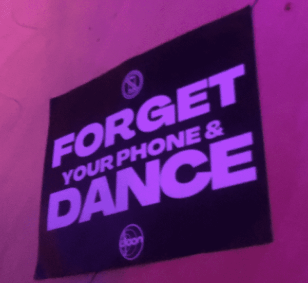 affiche "forget your phone and dance" - oublie ton téléphone et danse